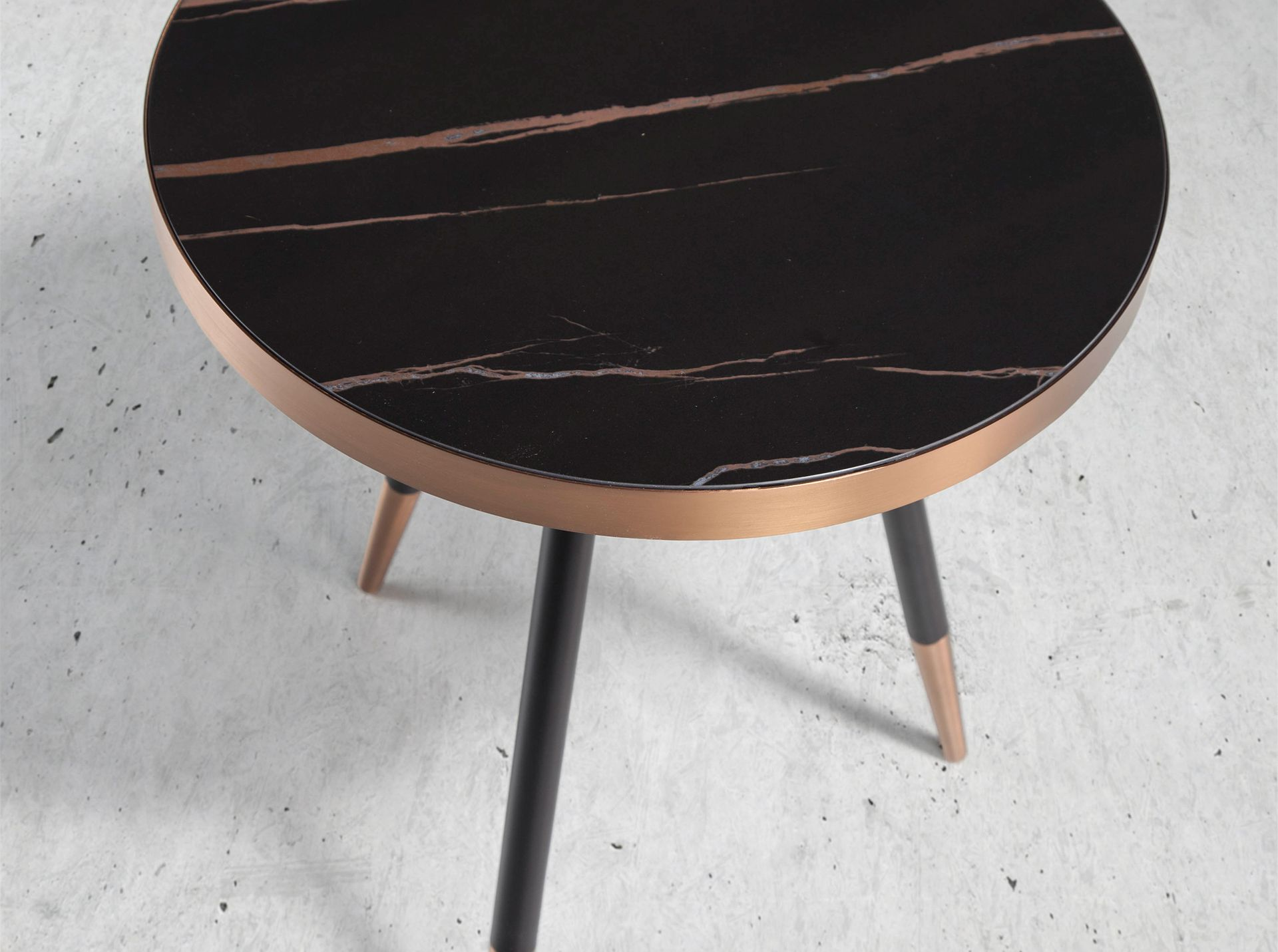 Angel Cerdá 2069 – Verfijnde ronde hoektafel in porselein marmer en zwart staal