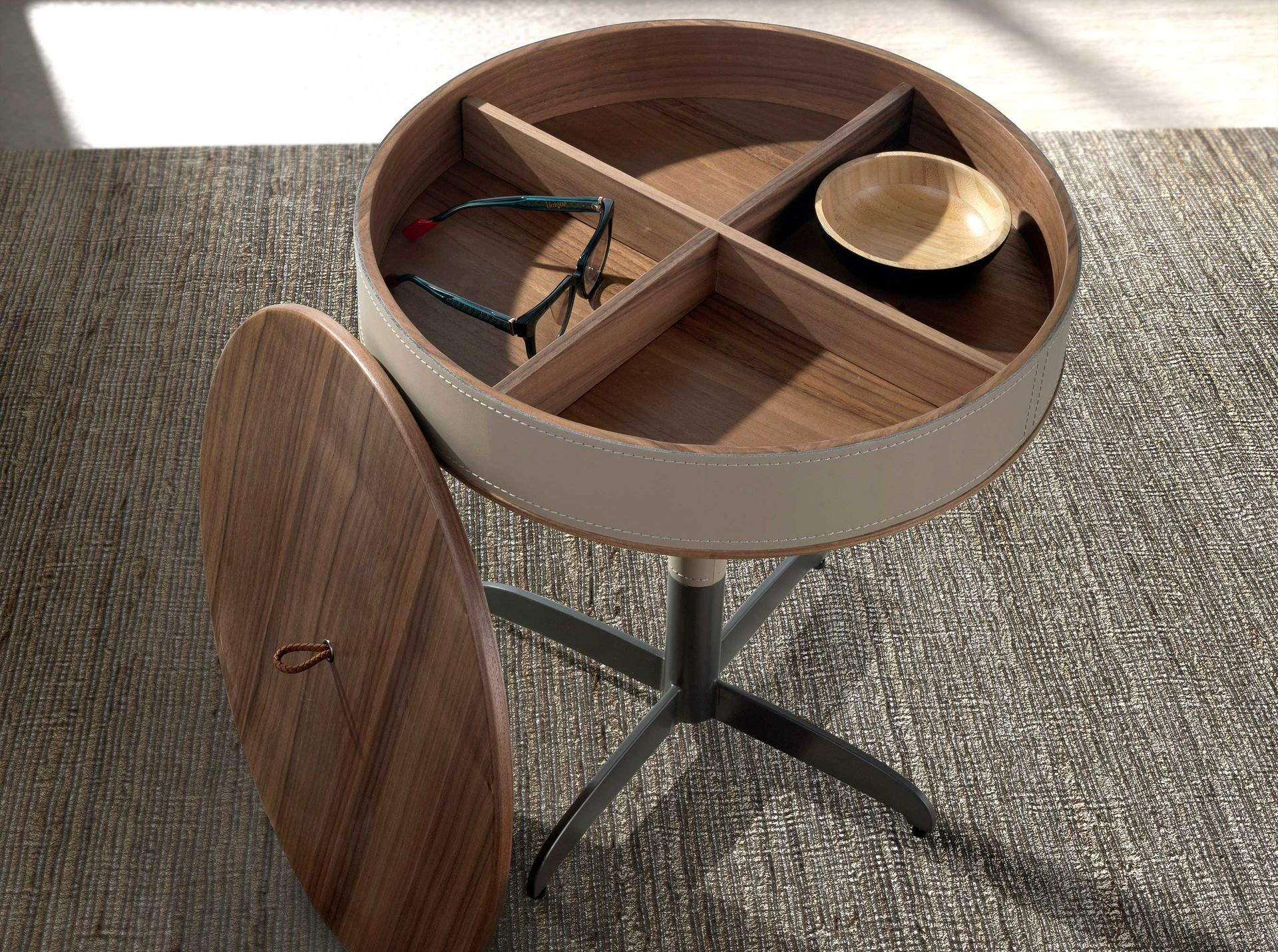 Angel Cerdá 2156 – Elegante ronde hoektafel van kunstleer, walnoot en grijs staal