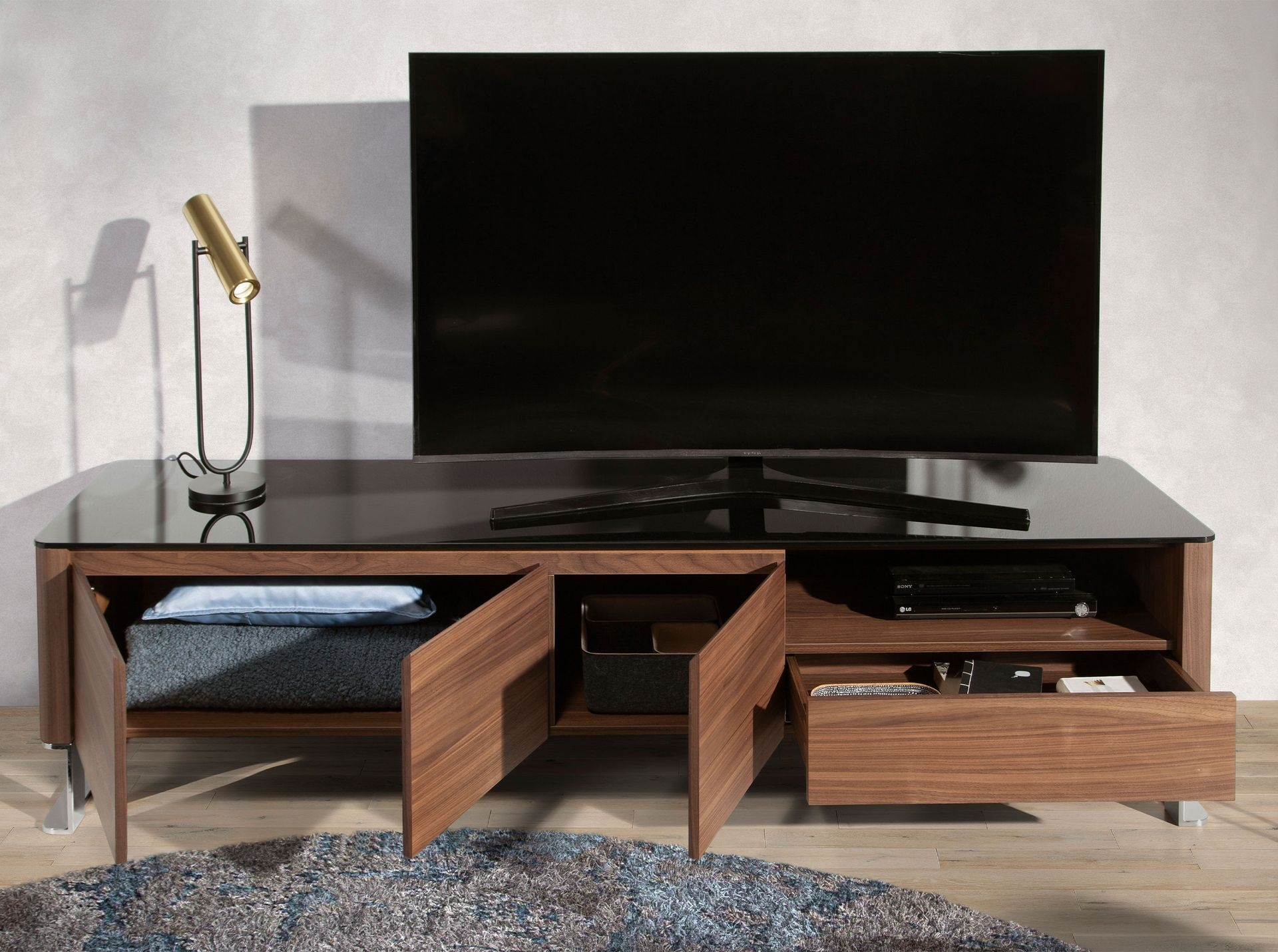 Angel Cerdá 3047 - TV-meubel walnoot, verchroomd staal en zwart glazen blad