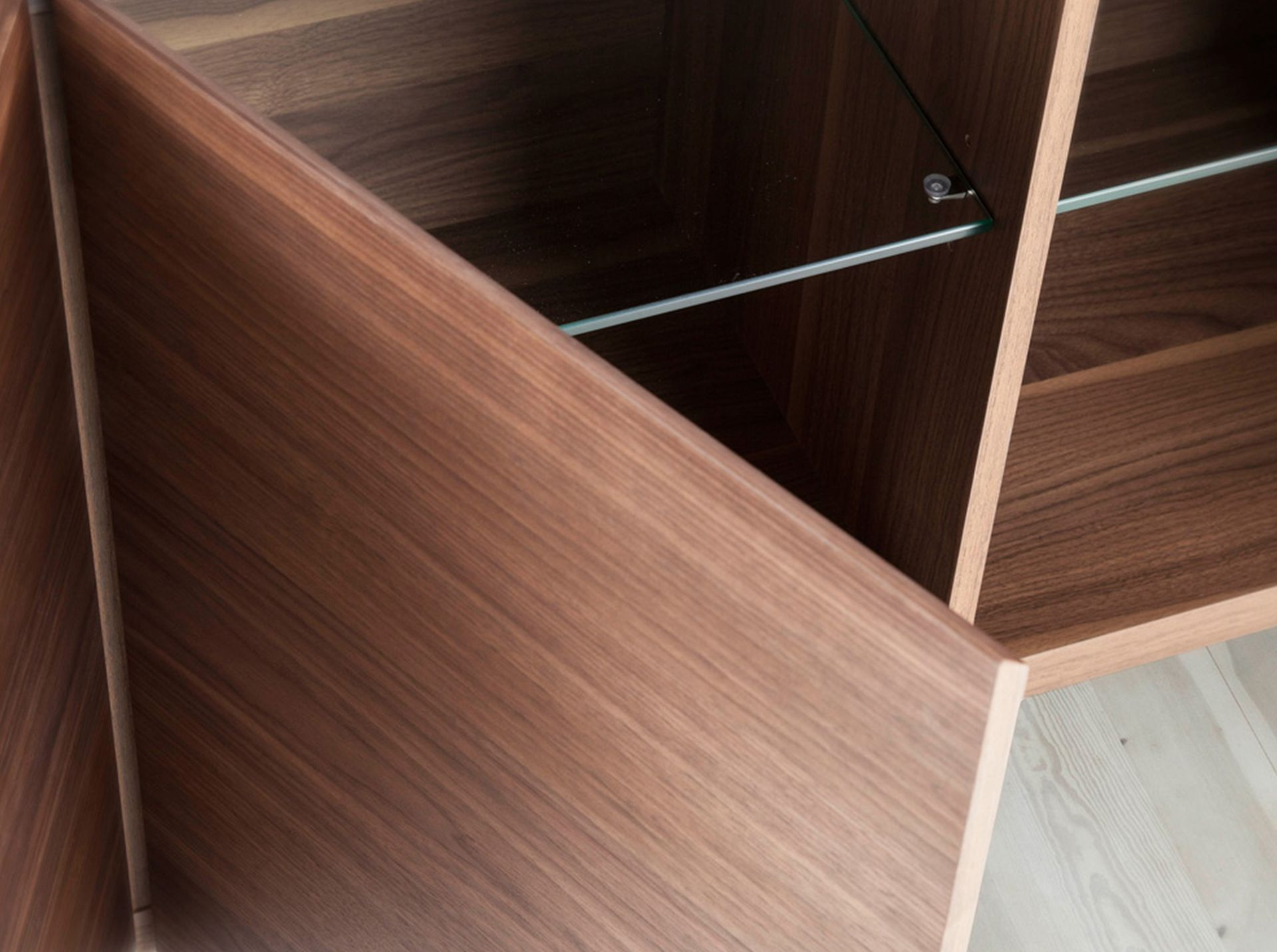 Angel Cerdá 3080 – Luxe dressoir in walnoot met imitatie marmeren glazen blad