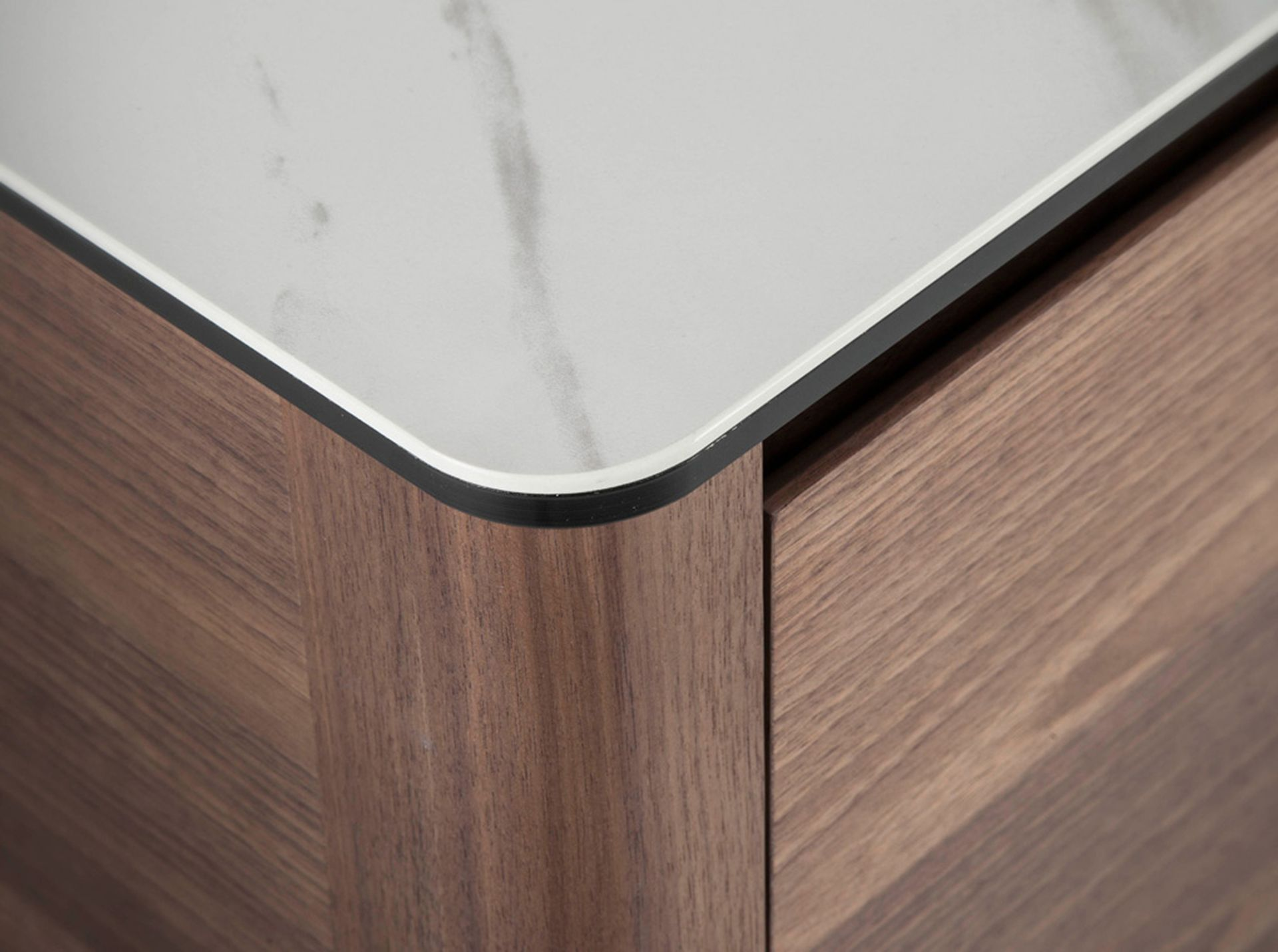 Angel Cerdá 3080 – Luxe dressoir in walnoot met imitatie marmeren glazen blad