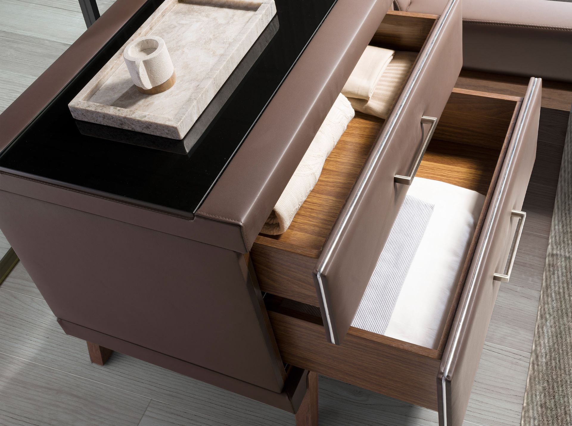 Angel Cerdá 7162 – Luxe nachtkastje van nerts-kleurig kunstleer, walnoot en zwart glas