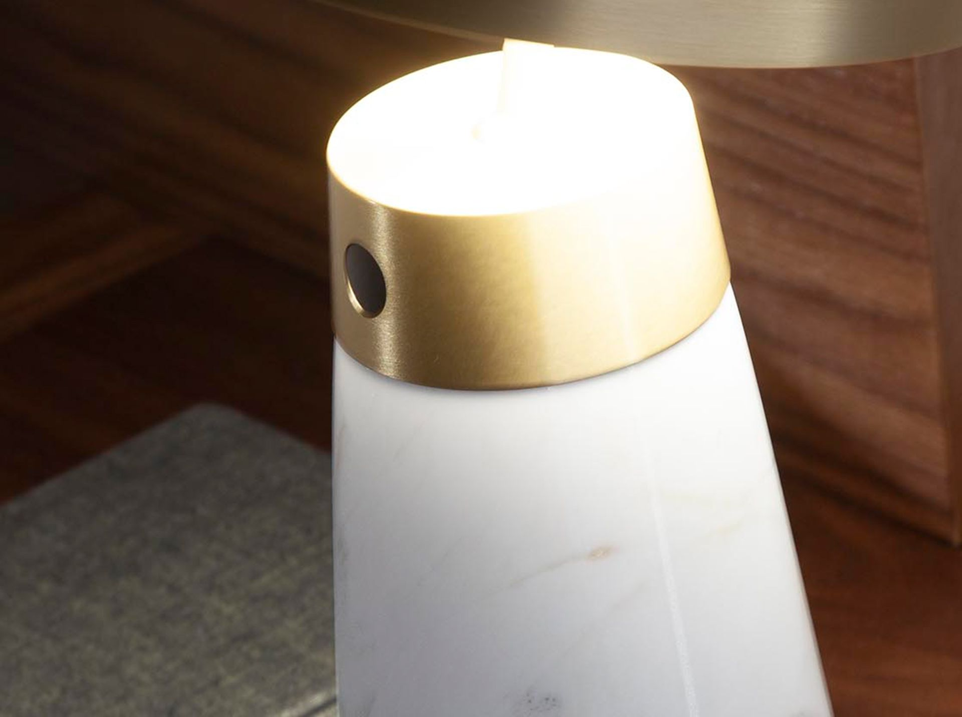 Angel Cerdá 8034 – Moderne tafellamp van wit marmer en goudkleurig staal