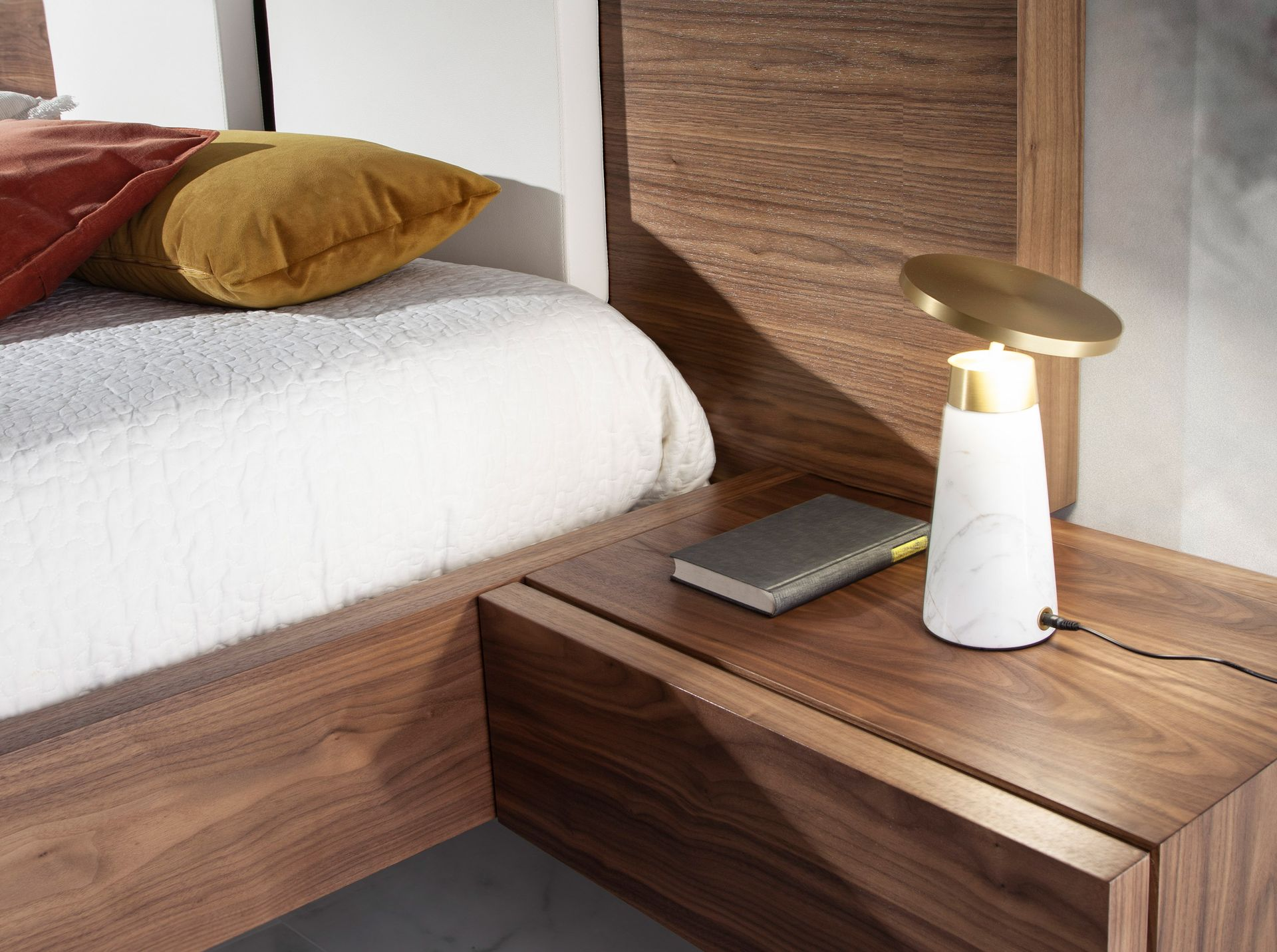Angel Cerdá 8034 – Moderne tafellamp van wit marmer en goudkleurig staal