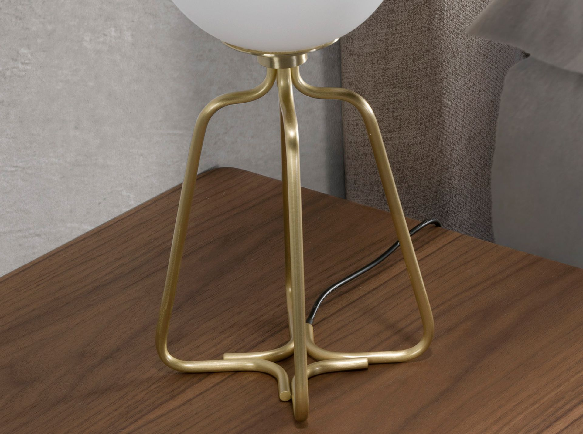 Angel Cerdá 8049 – Elegante tafellamp van goudkleurig staal en wit glas