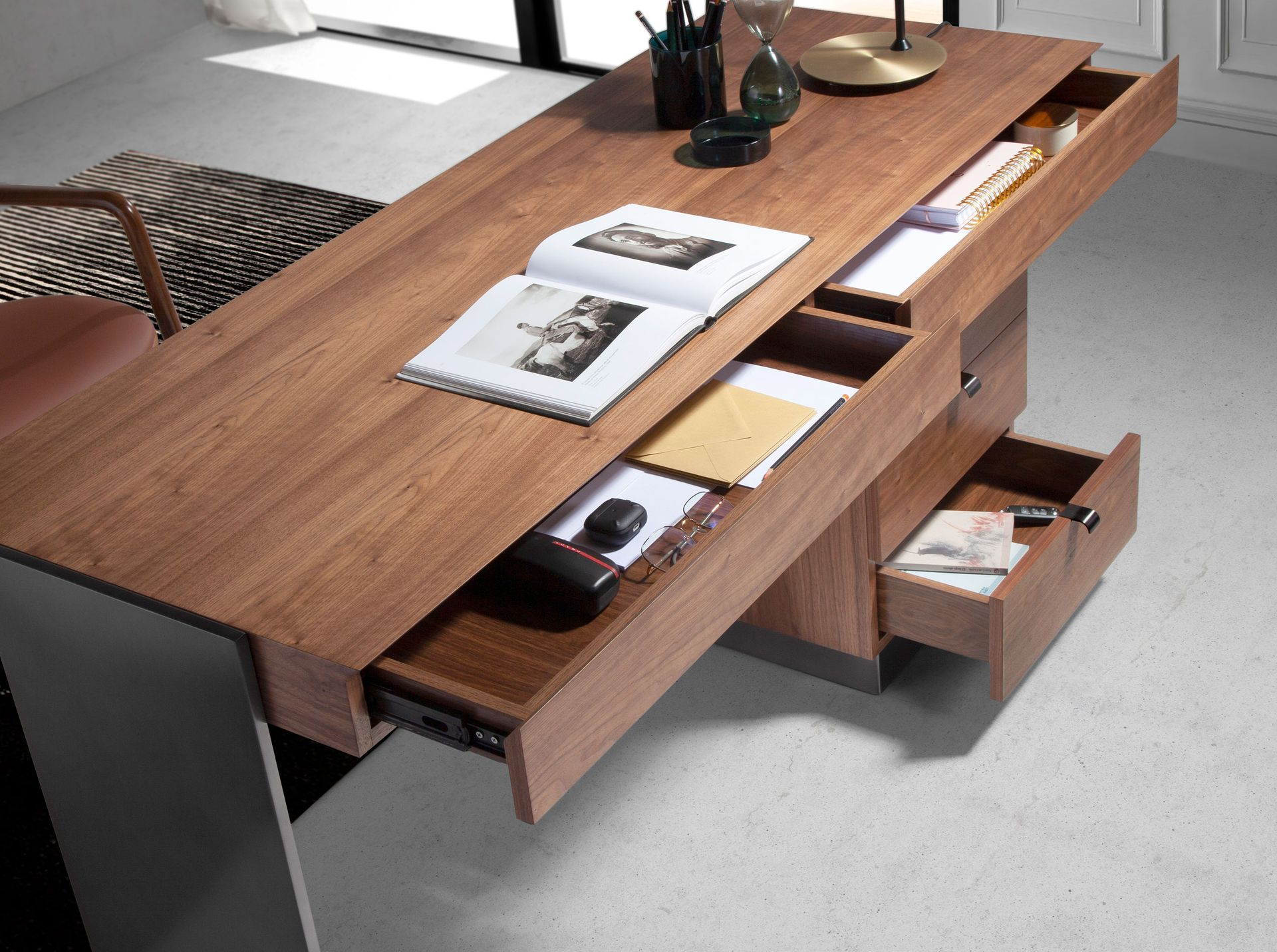 Angel Cerdá 3237 – Luxe Bureau Walnoot & Donker Gepolijst Staal